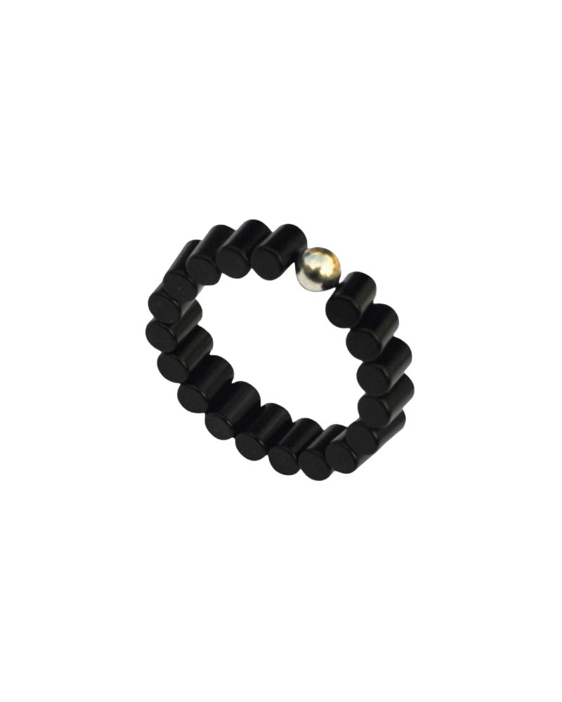 Bague noire avec éléments cylindriques et bille argentée. Produit de bien-être.