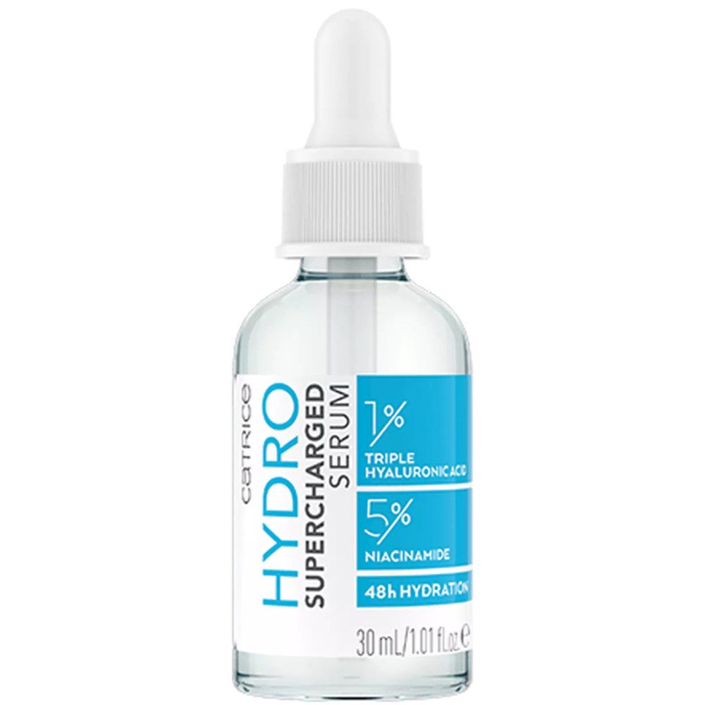 Flacon en verre avec pipette. Inscription : HYDRO SUPERCHARGED SERUM, 1% Triple Hyaluronics, 5% Niacinamide, 48h Hydration. Marque : Catrice.