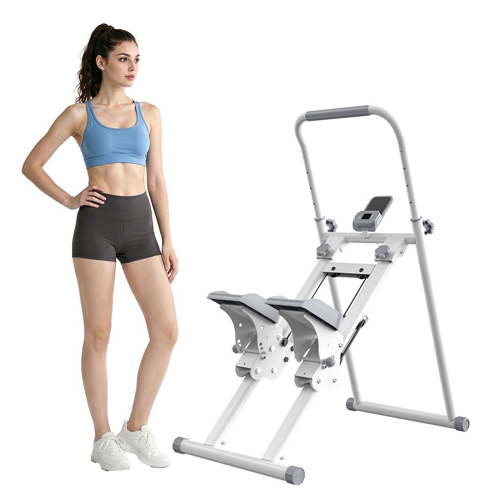 Stepper blanc avec guidon et pédales. Une femme se tient à côté. Le stepper a un écran.