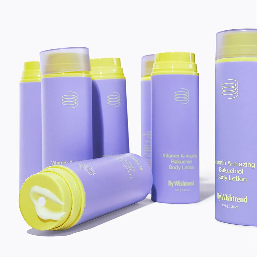Plusieurs bouteilles violettes avec des bouchons jaunes. Texte visible sur les bouteilles.