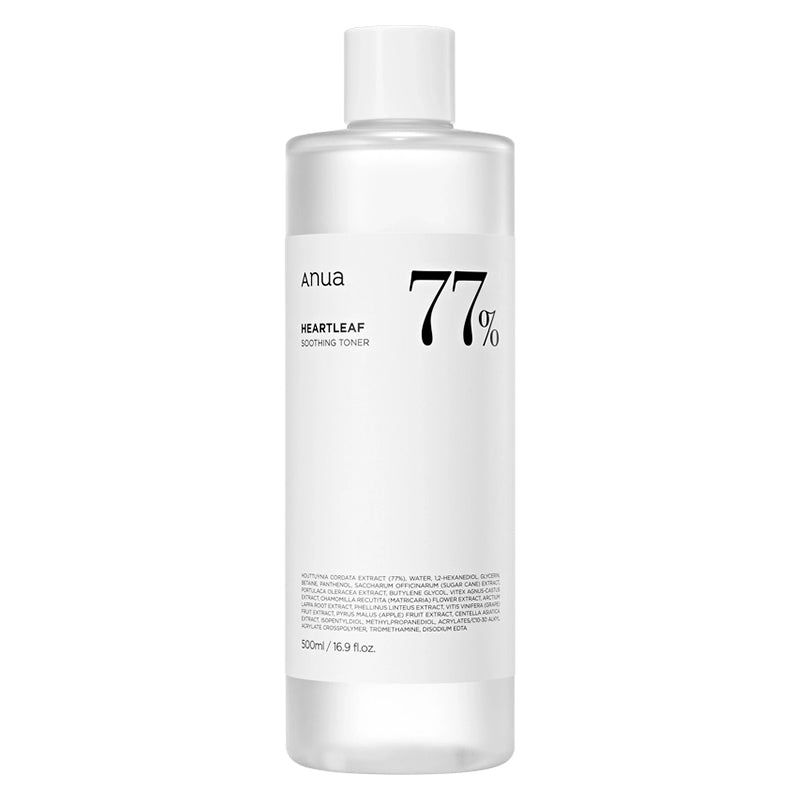 Grote witte fles met heldere vloeistof, witte dop. Opschrift: anua, 77%, Heartleaf Soothing Toner. Tekst onderaan.