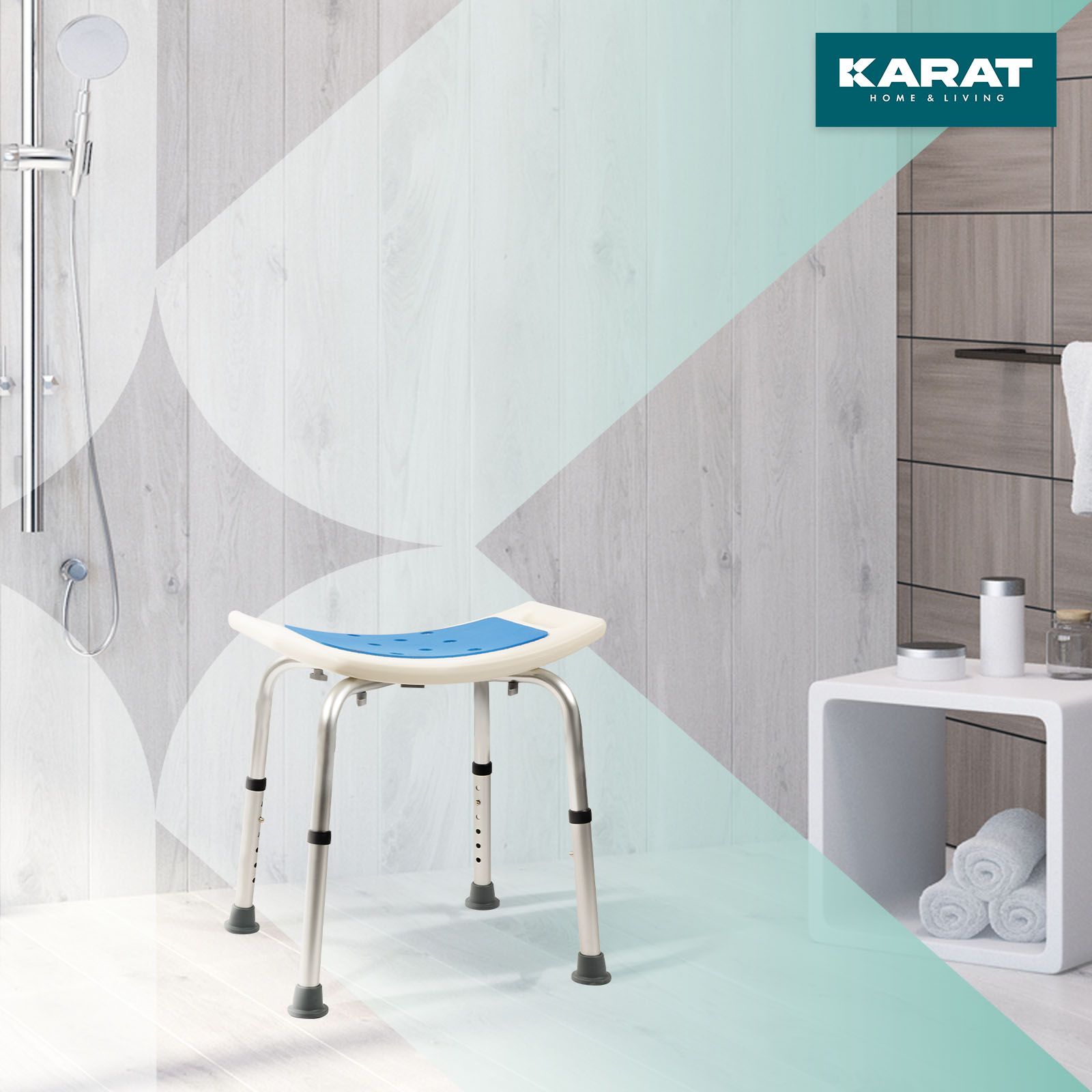 Tabouret de douche dans une salle de bain. Cadre blanc, assise bleue. Logo KARAT visible.