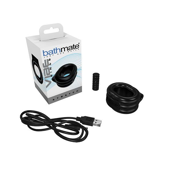 Verpakking, zwarte penispijring, geribbelde cilinder en USB-oplaadkabel.