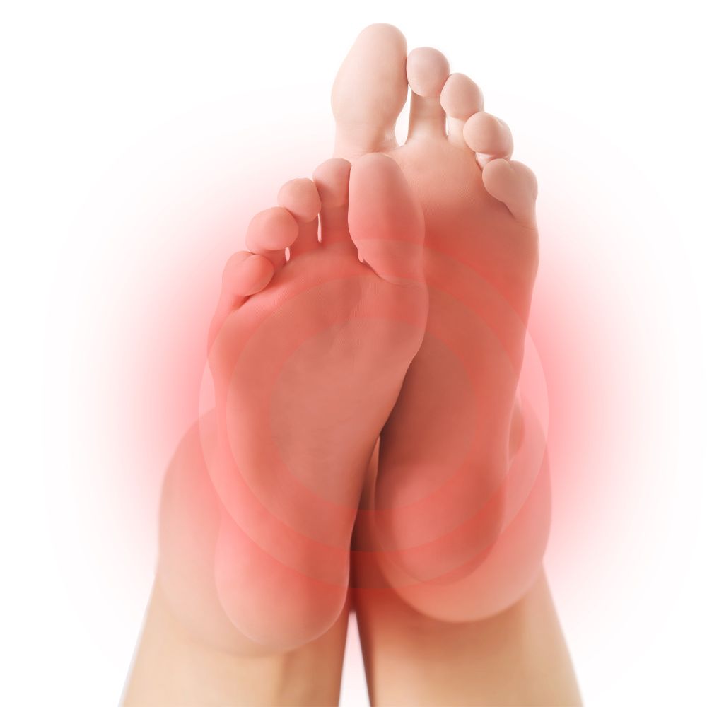 Gros plan sur des pieds qui se chevauchent. Surlignage rouge autour des plantes des pieds.