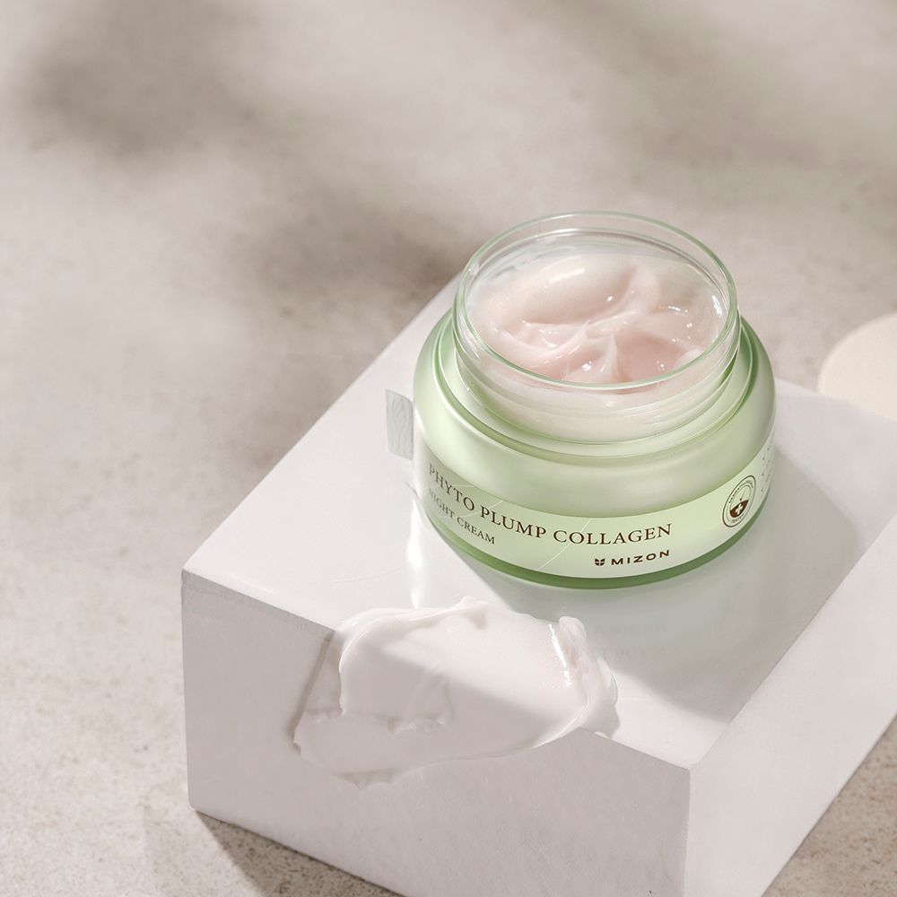 Potje crème op witte sokkel. Crème ernaast. Opschrift: Phyto Plump Collagen Night Cream.