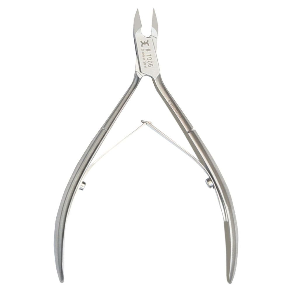 Pince à cuticules en métal. Lame incurvée. Texte gravé sur l'outil.