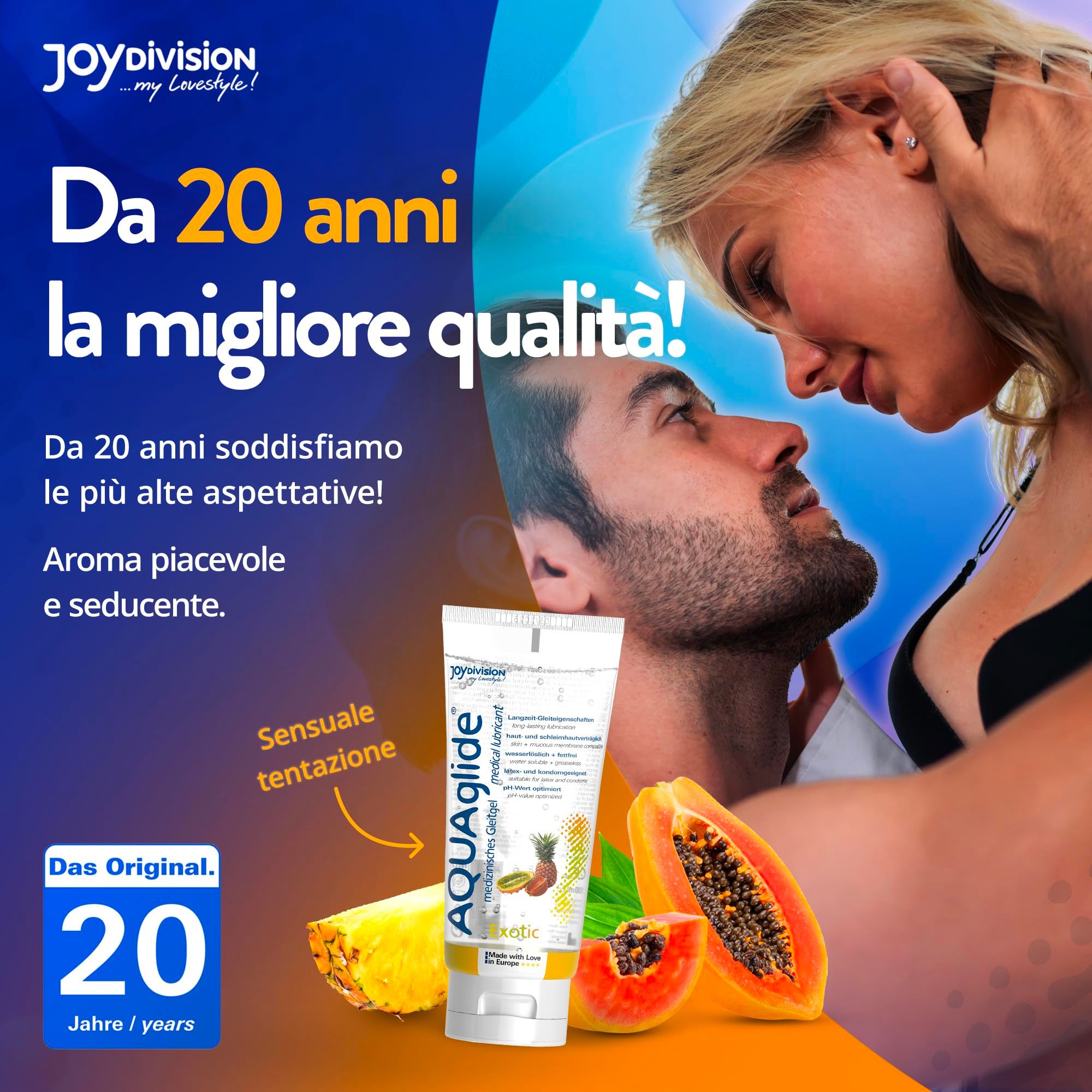 Tube de gel lubrifiant AquaGlige avec morceaux de fruits et couple en arrière-plan.