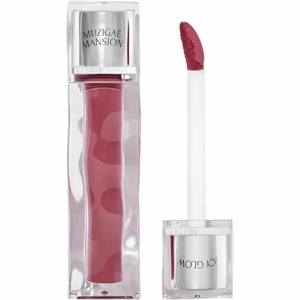 Lip tint met applicator. Transparante, hoekige fles met roze inhoud. Dop met MUZIGAE MANSION-logo. Applicator met roze product.
