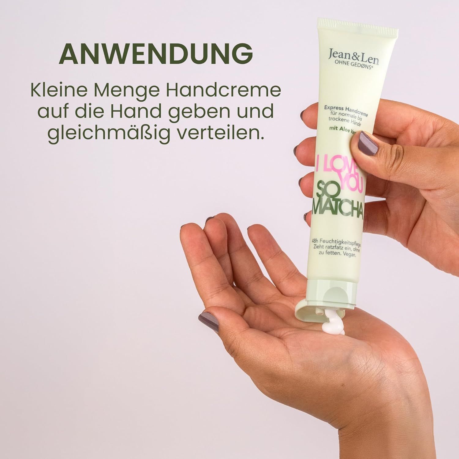 Tube de crème pour les mains dans la main. Texte : I Love You So Matcha. Application : Appliquer une petite quantité et répartir. Crème sort.