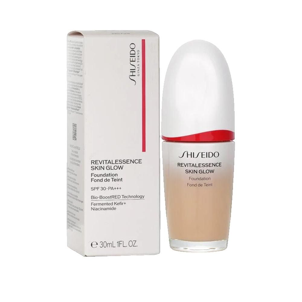 Foundation en verpakking. Opschrift: Shiseido Revitalessence Skin Glow Foundation. Met SPF 30. Witte verpakking.
