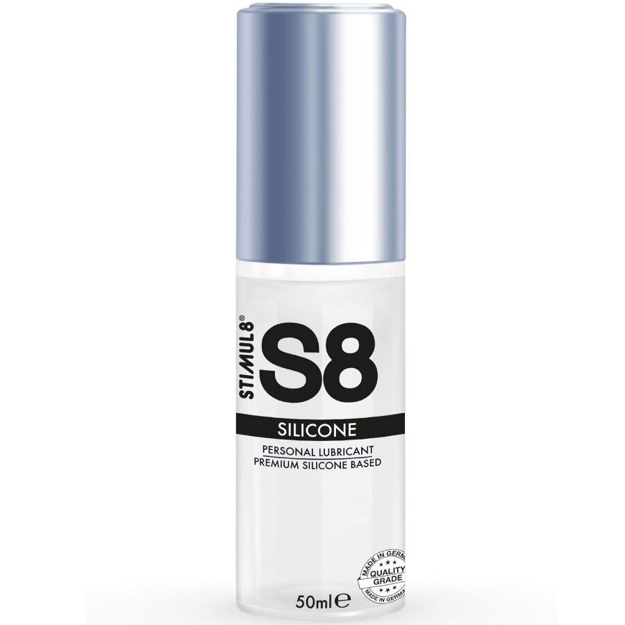 Transparante fles met zilveren dop. Opschrift: STIMUL8, S8, SILICONE, PERSONAL LUBRICANT, PREMIUM SILICONE BASED. 50ml.
