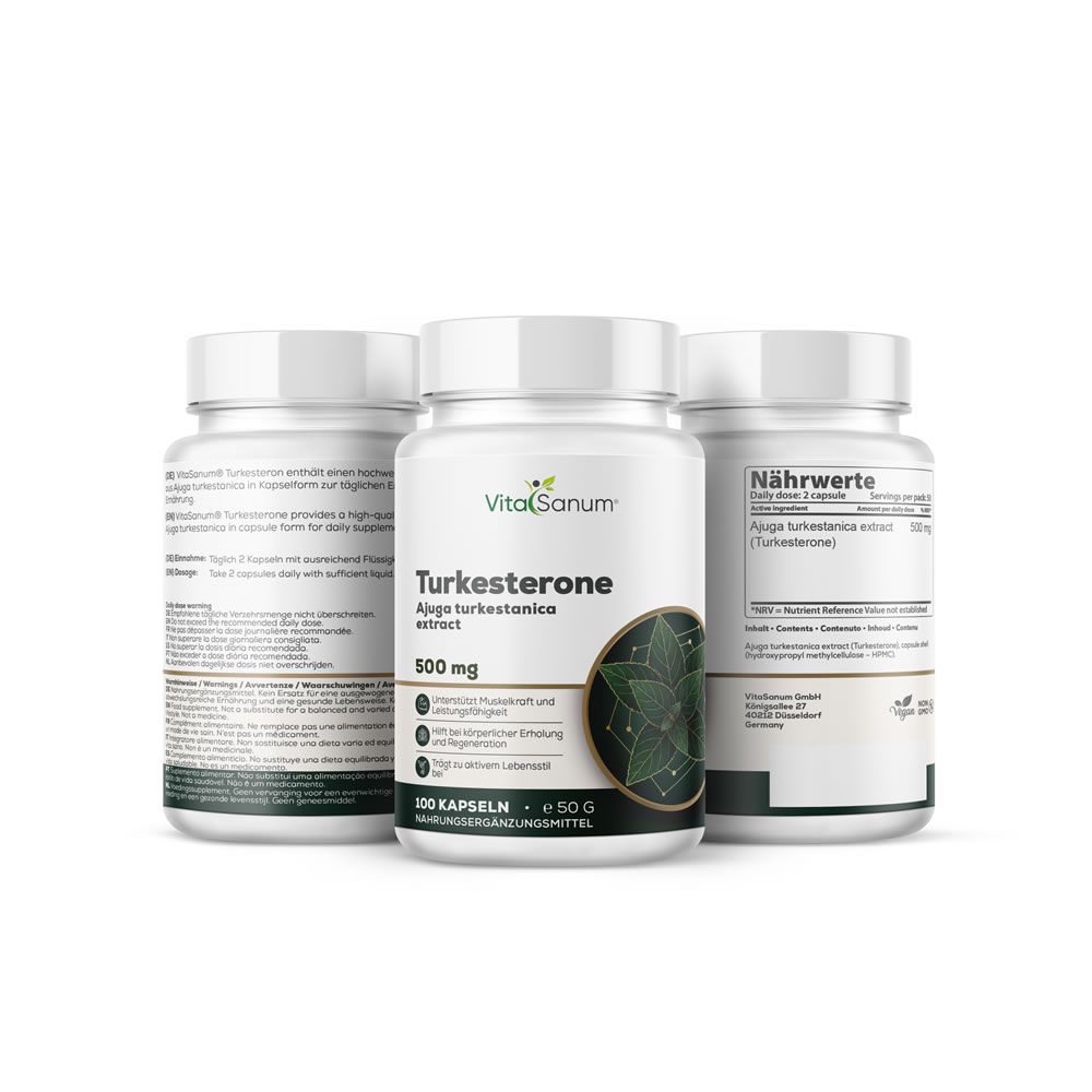 Drie witte flessen VitaSanum Turkesterone. Opschrift: 500 mg, 100 capsules. Etiket met voedingswaarde en ingrediënten.