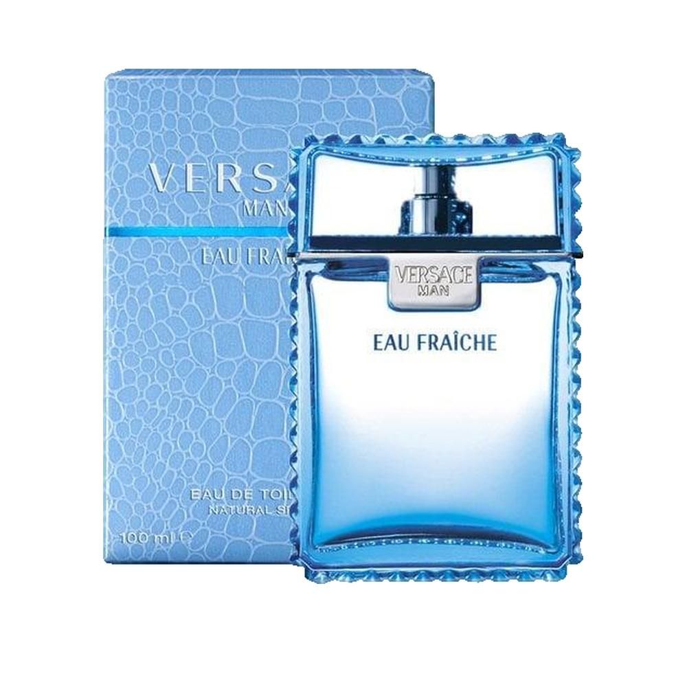 Flacon de parfum bleu et emballage bleu clair. Flacon avec vaporisateur argenté. Texte: VERSACE MAN EAU FRAICHE.