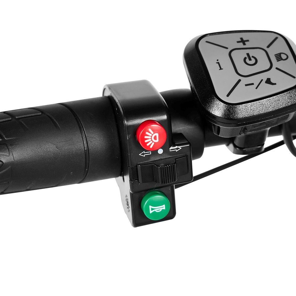 Guidon avec commandes. Interrupteur d'éclairage rouge, bouton de klaxon vert. Affichage numérique avec boutons.