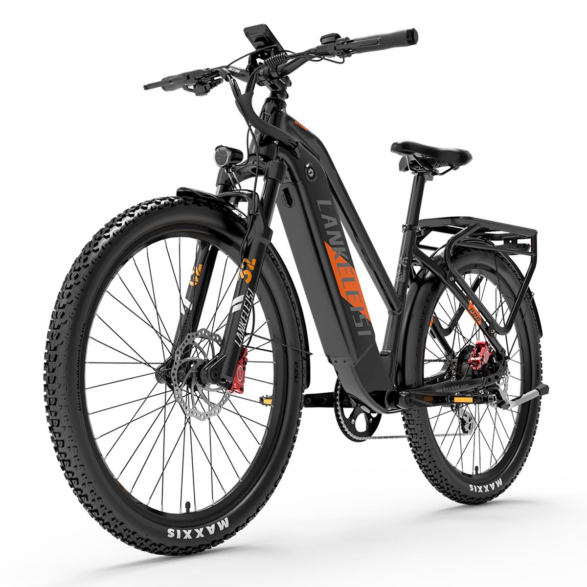 Vélo électrique de trekking noir. Accents orange. Gros pneus. Porte-bagages. Guidon avec écran. Inscription "Lankeleisi".