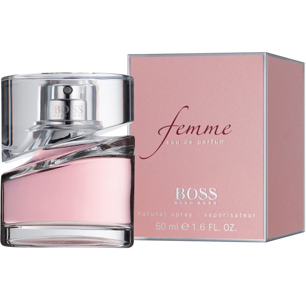Roze parfumfles met zilveren verstuiver en roze verpakking. Opschrift: BOSS Femme. 50 ml.
