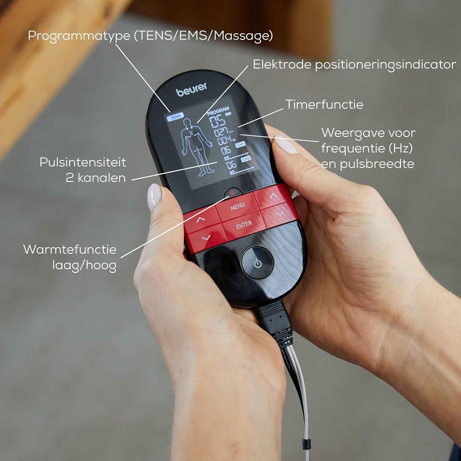 Close-up van het digitale TENS/EMS-bedieningsapparaat met labels.