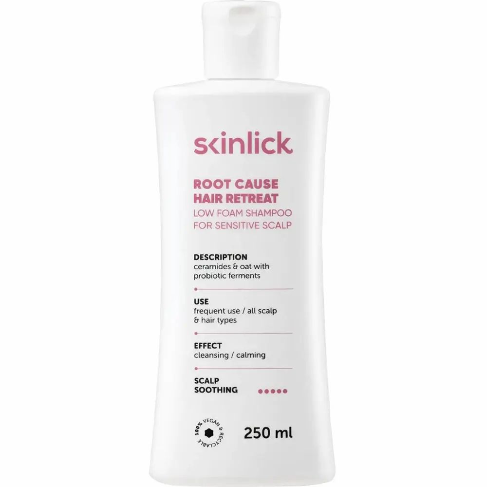 Witte SKINLICK shampoo fles. Roze tekst: ROOT CAUSE HAIR RETREAT. Tekst: LOW FOAM SHAMPOO FOR SENSITIVE SCALP. 250 ml. Vegan.