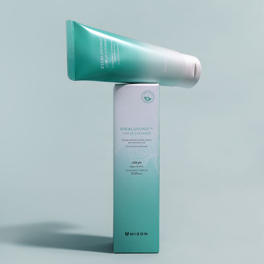 Tube en verpakking. Tube staat op de verpakking. Groen-witte kleurstelling. Tekst: Cicaluronic Low pH Cleanser.