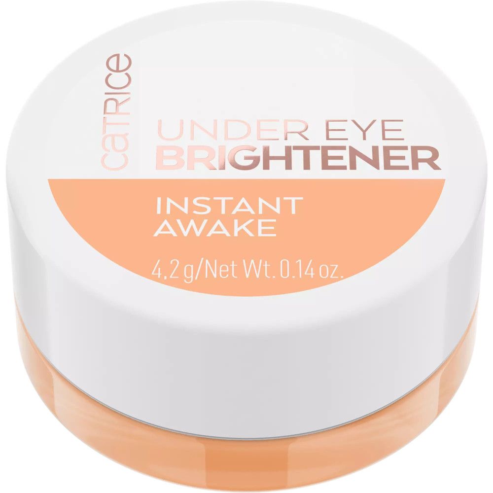 Ronde pot met witte deksel. Op de deksel staat "Catrice Under Eye Brightener Instant Awake". Inhoud: 4,2 g / Net Wt. 0.14 oz.