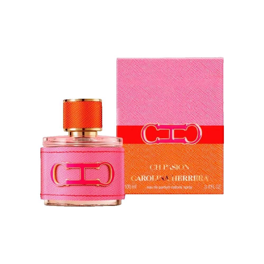 Flacon de parfum et emballage. Flacon rose avec bouchon doré et logo. Emballage rose-orangé avec logo et texte.