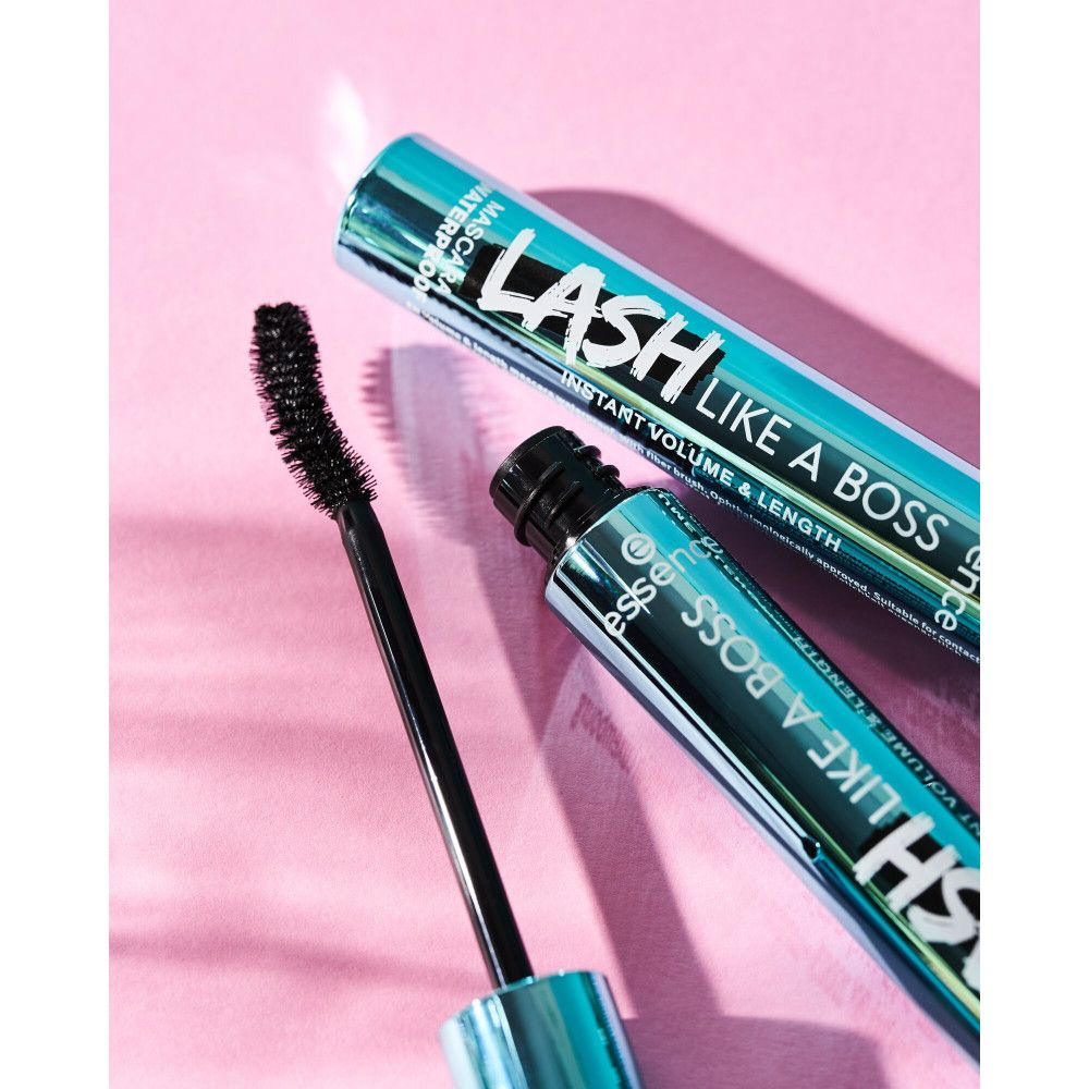 Deux tubes de mascara sur fond rose. Inscription : LASH LIKE A BOSS, Instant Volume & Length, Waterproof. Marque : essence. Brosse visible.