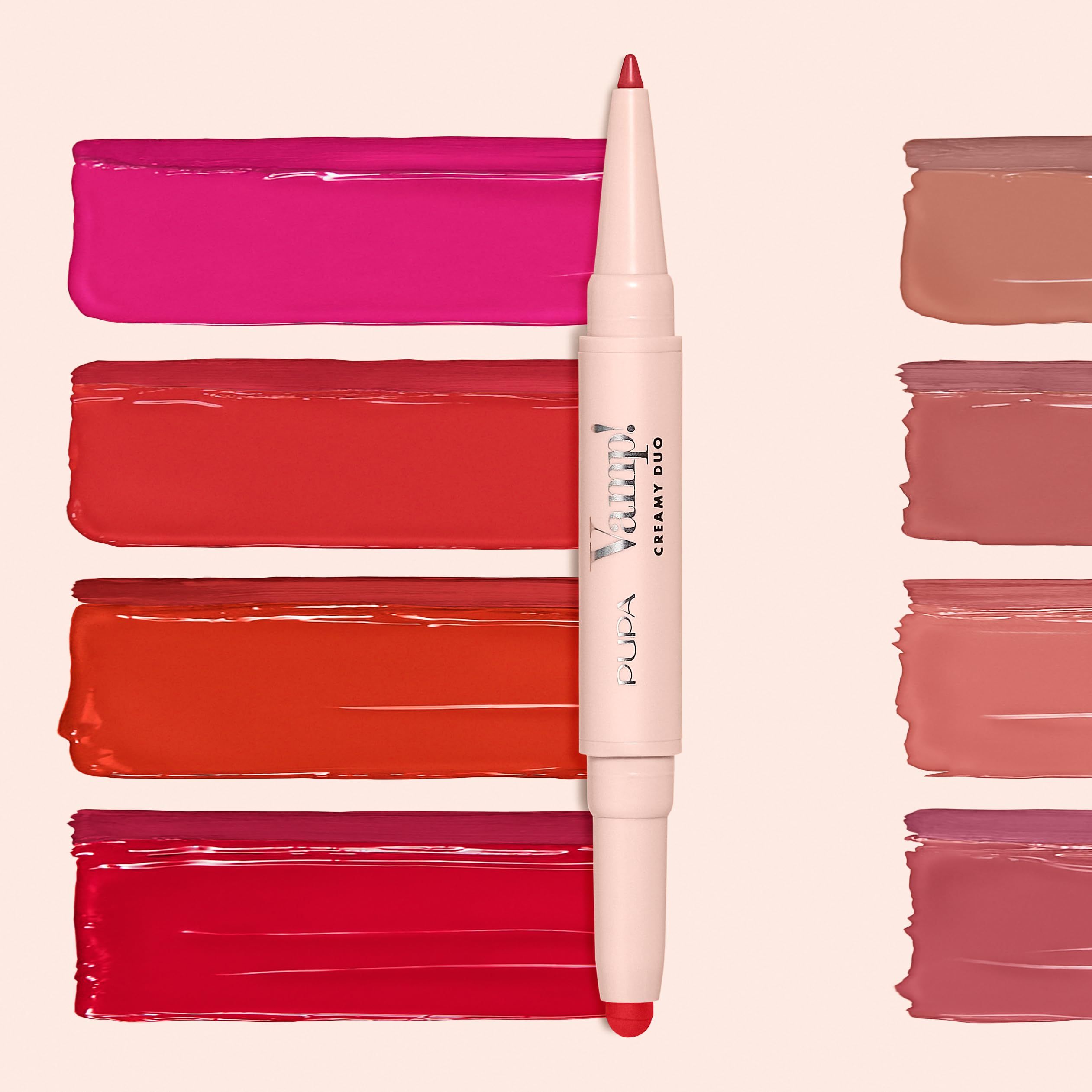 Crayon Pupa Vamp! Creamy Duo avec des échantillons de rouge à lèvres dans différentes nuances de rouge et de rose.