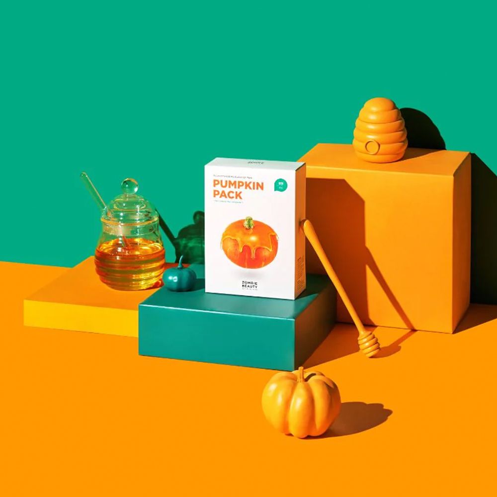 Productopstelling. Verpakking met pompoenillustratie, honing, honingraat, pompoen. Tekst: PUMPKIN PACK, ZOMBIE BEAUTY.