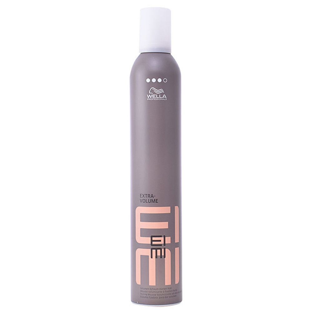 Flacon de spray gris avec bouchon blanc. Inscription: Wella, EIMI, Extra Volume. Emballage du produit.