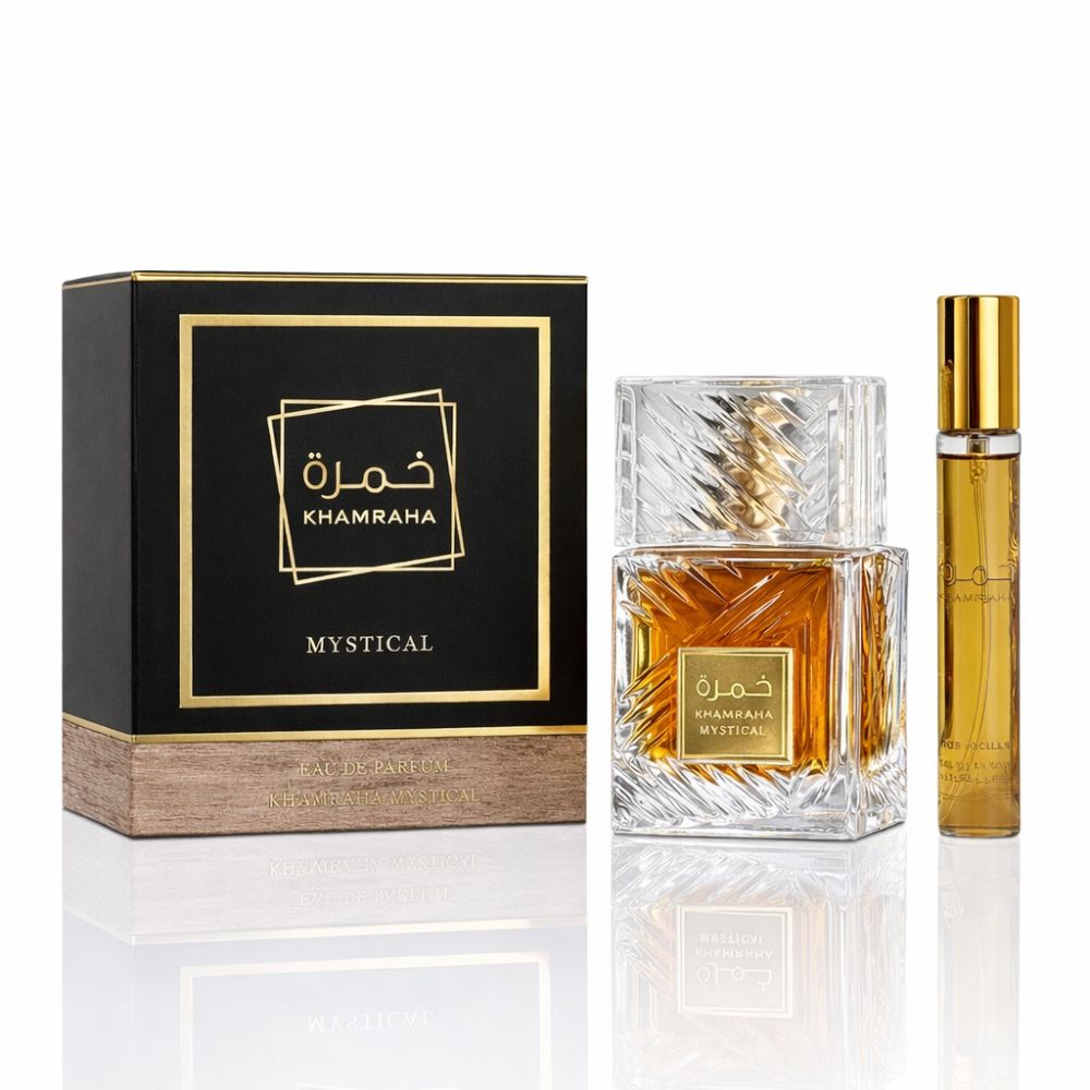 Boîte noire avec bordure dorée et texte. Flacon en verre et petit vaporisateur. Nom du produit et marque visibles.