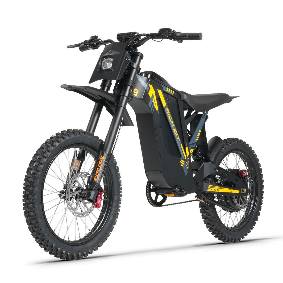 Vélo électrique tout-terrain noir, vue diagonale. Accents jaunes, pneus tout-terrain, freins à disque. RICH BIT V9 Ultra.