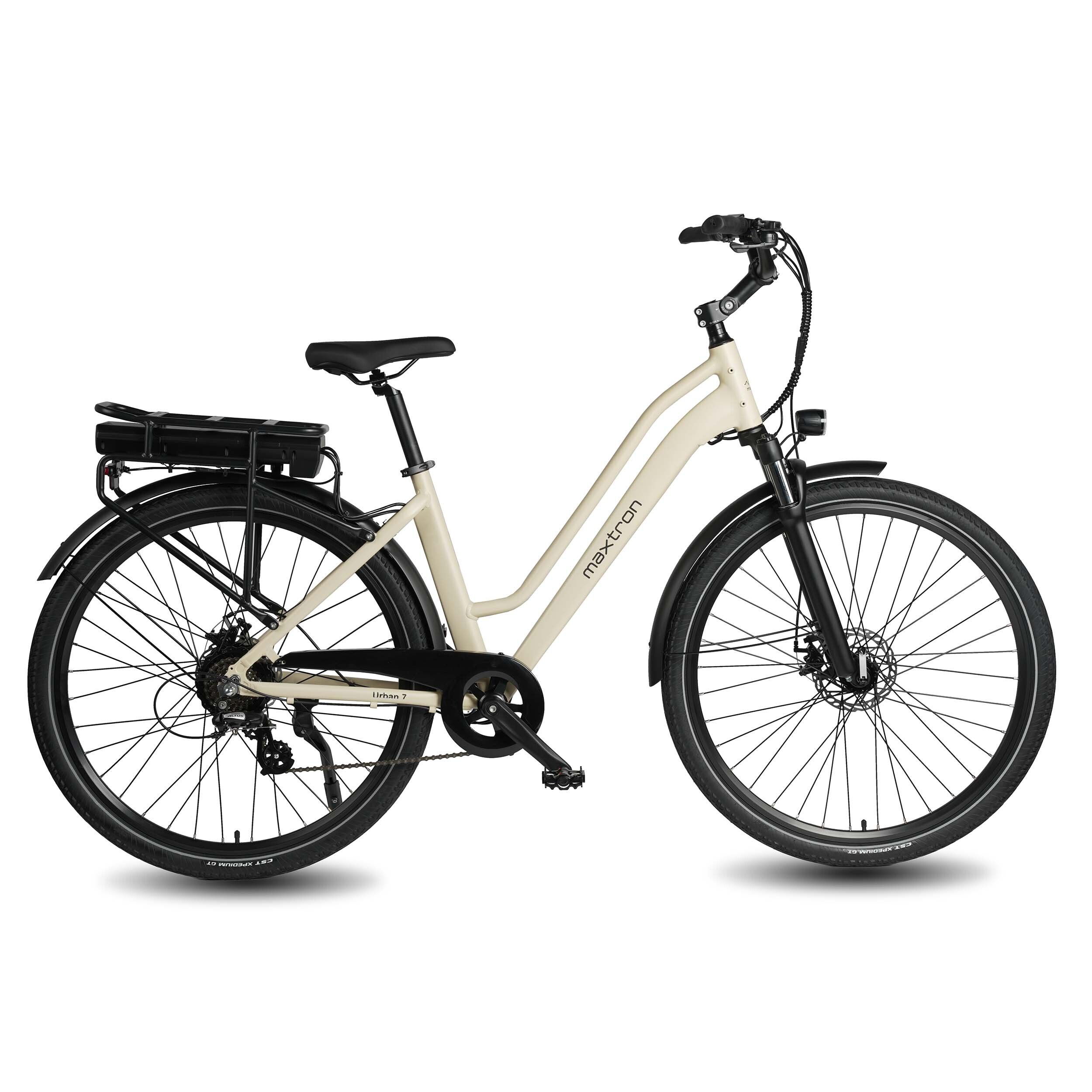 Lichtgekleurde e-bike met zwarte elementen. Zichtbaar: frame, wielen, spatborden, zadel en accu.