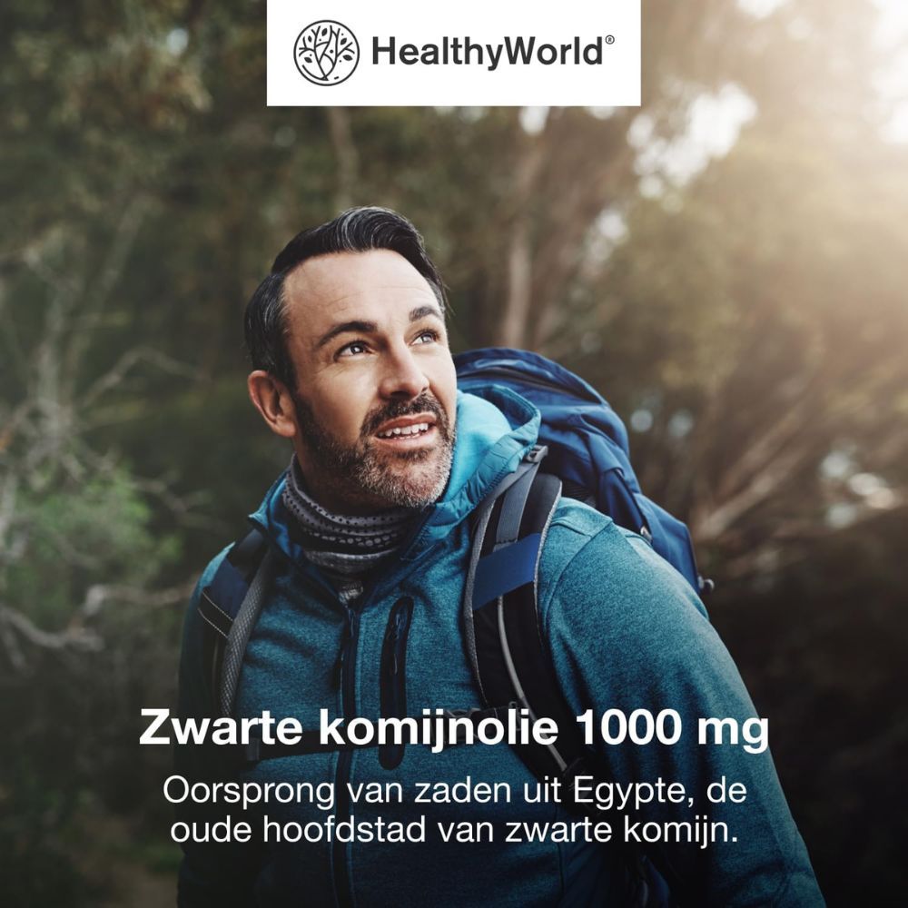 Man met rugzak in het bos. Tekst: Zwarte komijnolie 1000 mg. Oorsprong van zaden uit Egypte, de oude hoofdstad van zwarte komijn.