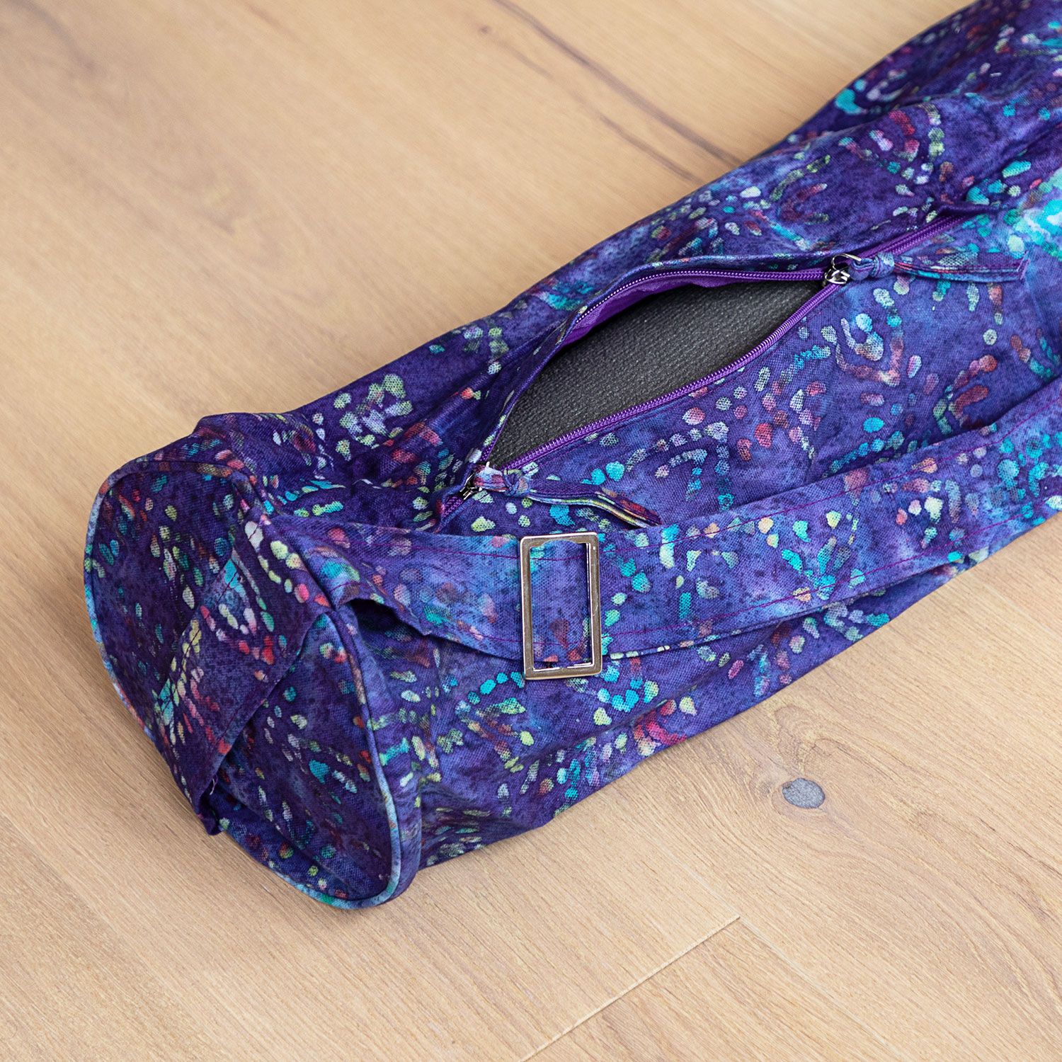 Open yogatas, paars met patroon. Zwart materiaal binnenin. Ritssluiting.