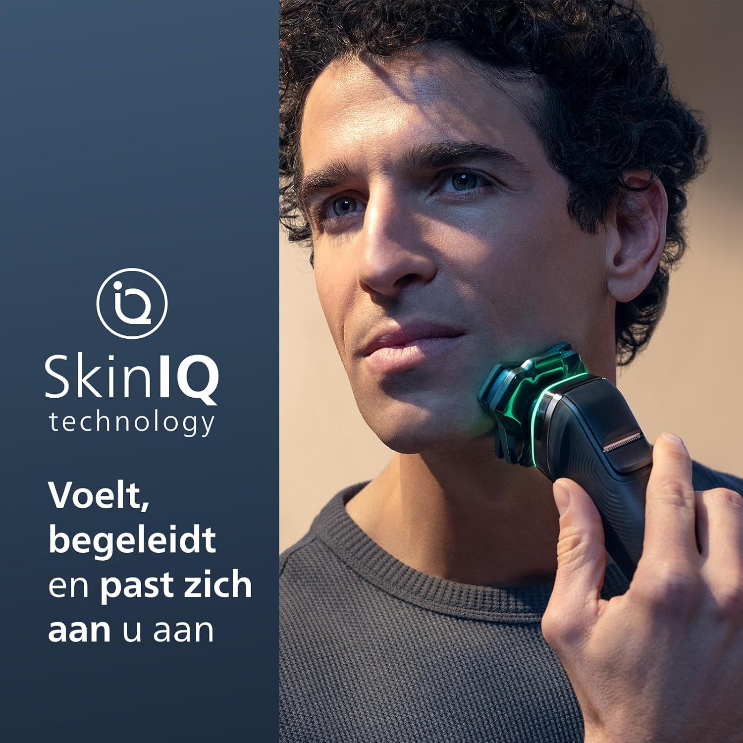 Man scheert zich met een zwarte elektrische scheerapparaat met groene accenten.