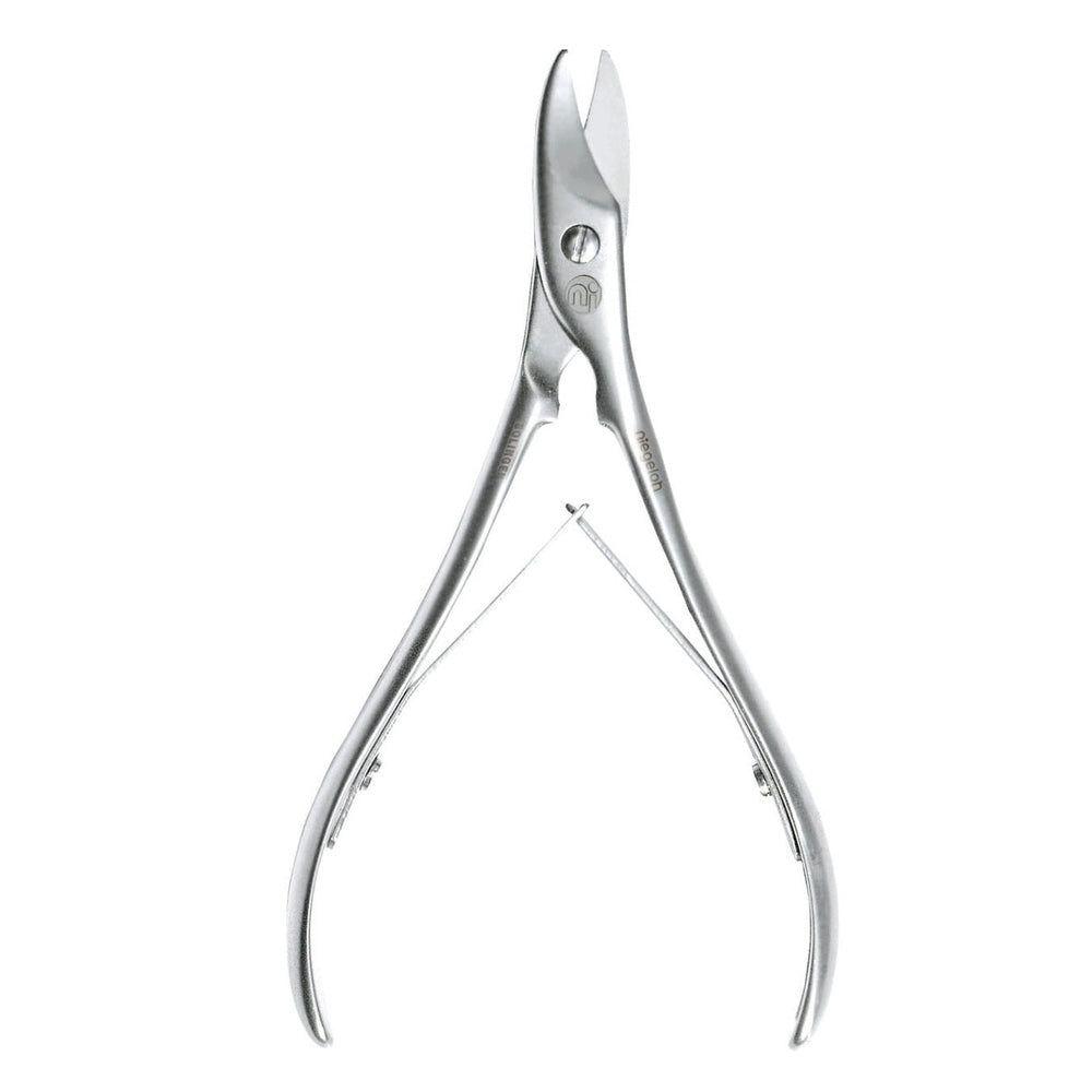 Pince à ongles en acier inoxydable. Forme pince. Couleur argentée. Articulation vissée. Ressort métallique. Fond blanc.