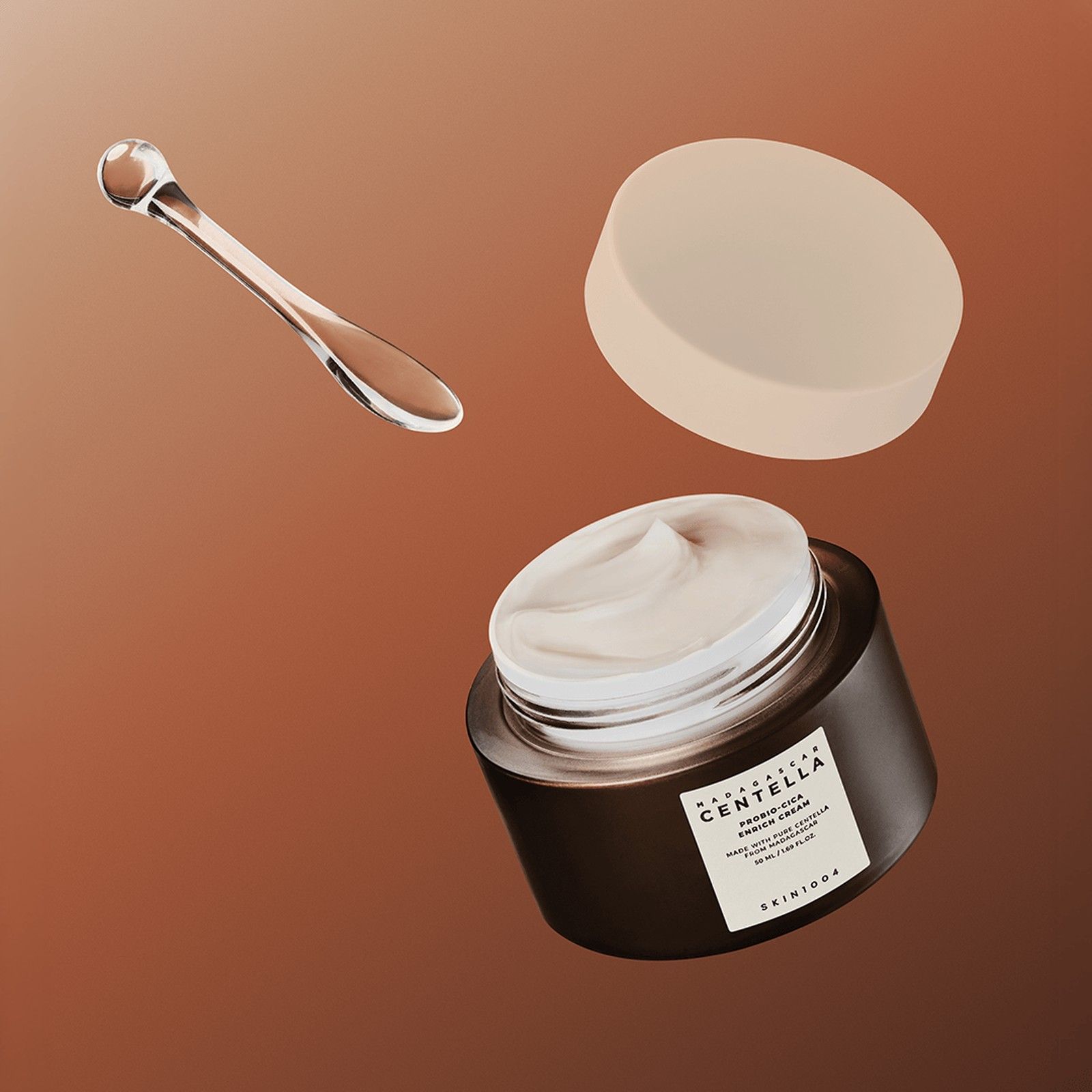 Open pot SKIN1004 Madagascar Centella Probio-Cica Enrich Cream met spatel en deksel.