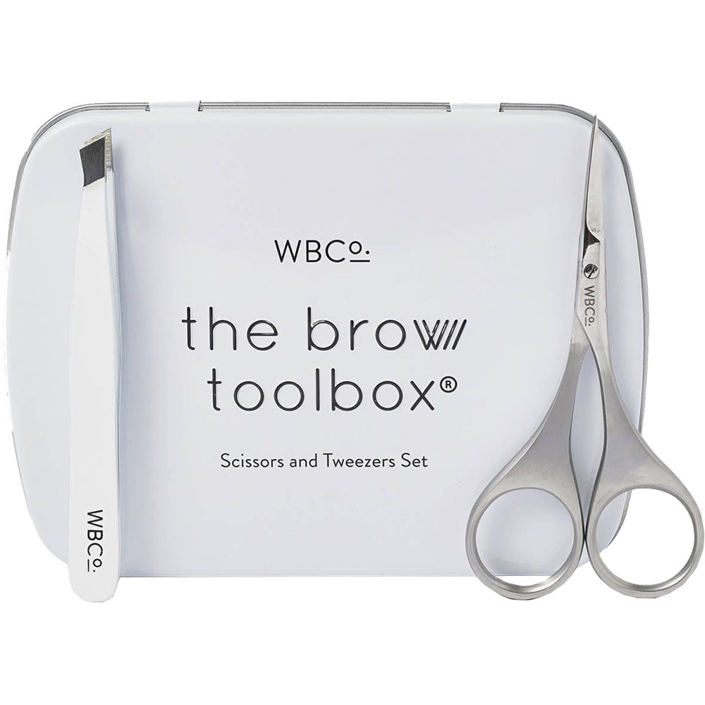 Trousse blanche avec inscription "the brow toolbox". Contient une pince à épiler et des ciseaux. Marque : WBCo.