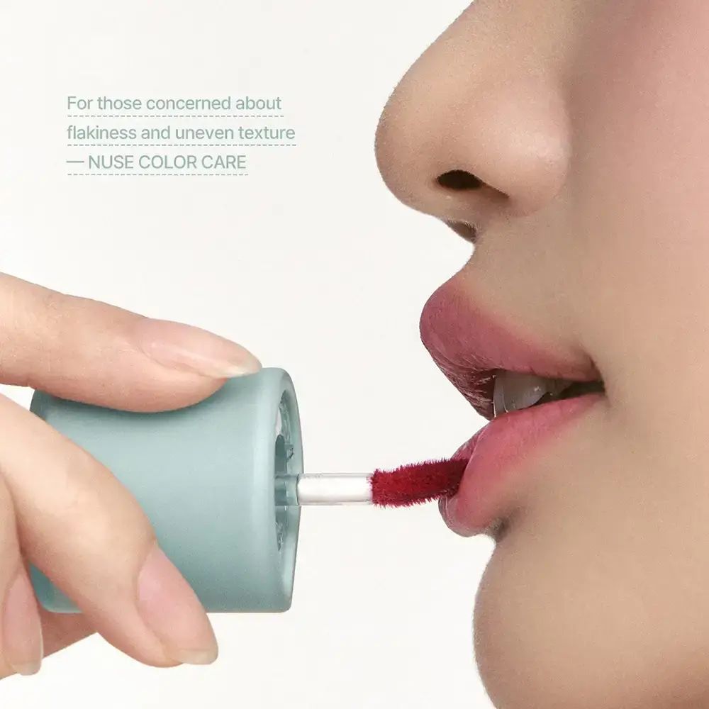 Persoon brengt lippenstift aan met een applicator. Tekst: NUSE COLOR CARE.