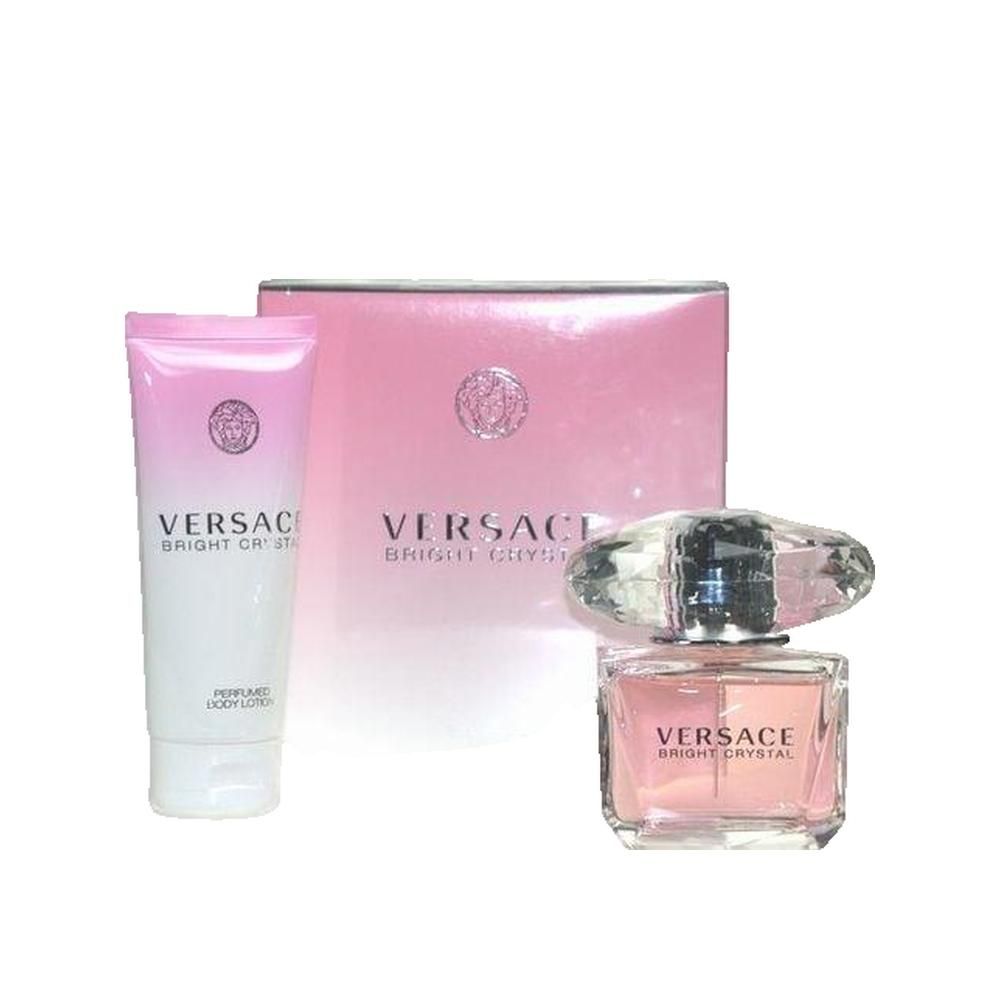 Coffret Versace Bright Crystal Parfum et lotion pour le corps. Emballage rose avec inscription dorée.