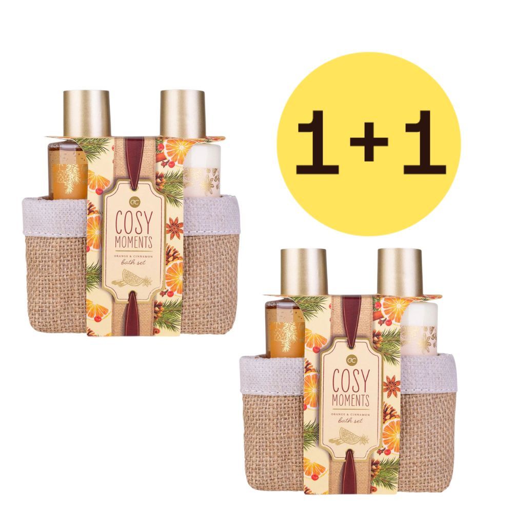 Twee geschenksets in jute zakken. Elke set bevat flessen en een decoratie. Opschrift: Cosy Moments. Gele cirkel met 1+1.