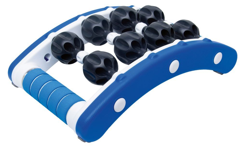 Rouleau de massage bleu avec boules noires. Poignée ergonomique. Détails blancs. Huit boules sur un support incurvé.