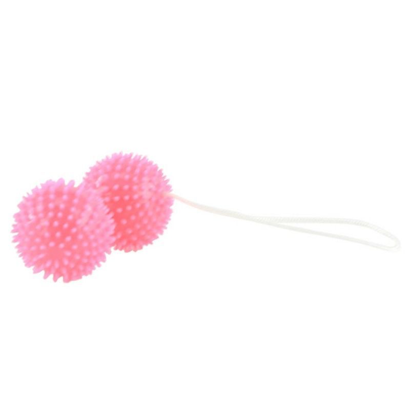 Deux balles roses à picots avec une boucle sur un cordon.