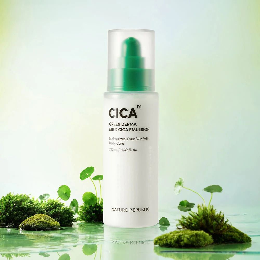 Flacon blanc avec pompe verte. Texte: CICA, GREEN DERMA MILD CICA EMULSION, NATURE REPUBLIC. Sur eau et mousse.
