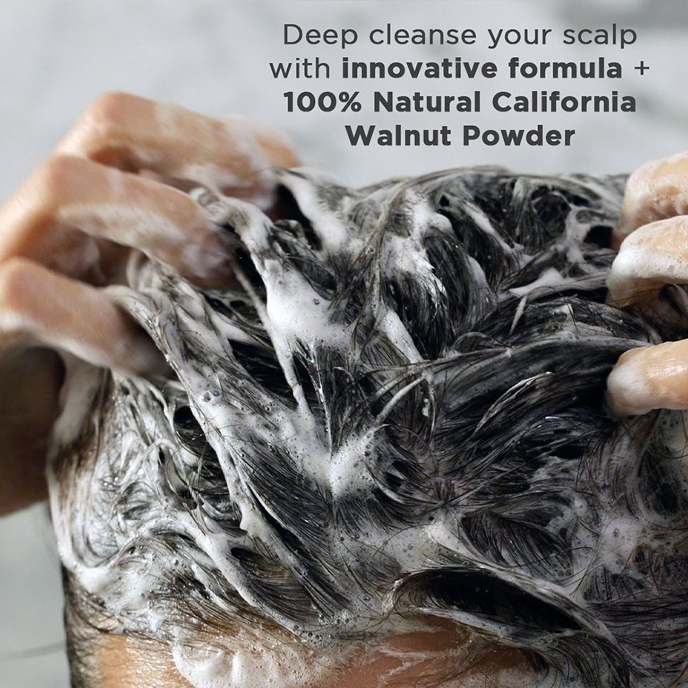 Mains massant le cuir chevelu avec de la mousse. Texte : Nettoyez votre cuir chevelu avec une formule innovante + 100% poudre de noix de Californie naturelle.
