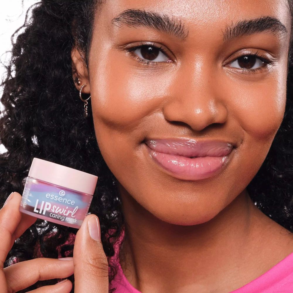 Femme tenant un pot devant elle. Pot avec des tourbillons colorés. Inscription: essence LIP swirl caring mask.