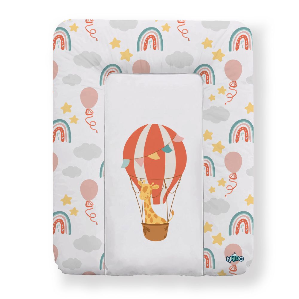 Zacht aankleedkussen met regenboog, sterren, ballonnen en luchtballon met giraffe. Kikido logo.