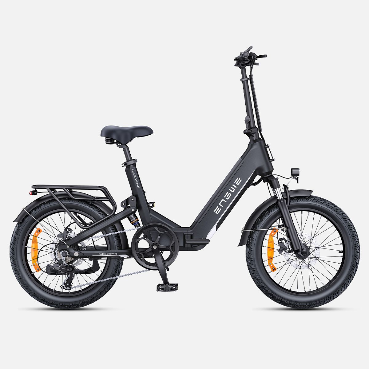 Zwarte elektrische fiets met brede banden, bagagedrager en ENGWE-opschrift. Details zoals koplampen en spatborden zijn zichtbaar.