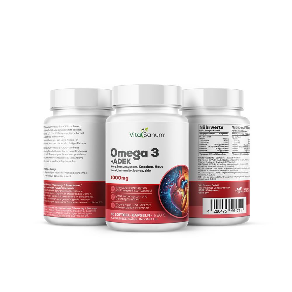 Drie witte flessen VitaSanum Omega 3 + ADEK capsules. Opschrift: Omega 3 + ADEK, 1000mg. Illustratie van een hart. 90 softgel capsules.