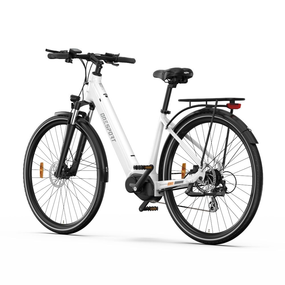 Vélo électrique blanc avec composants noirs. Porte-bagages, garde-boue et freins à disque. OneSport.